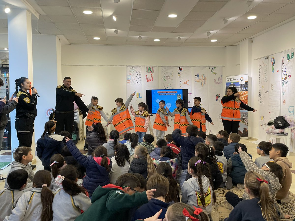 LauraPedernera_'s tweet photo. Tres capacitaciones, un mismo objetivo: cuidar la vida.
👧 Caminera va a Clases
🧑 Camino a mi Primera Licencia
👮 Profesionalismo Táctico e Inteligencia Emocional
💙 Gracias al Municipio de Oncativo, a la Policía Caminera y a quienes participaron de la jornada.
#HacerparaCrecer https://t.co/lo2JSgaVSk