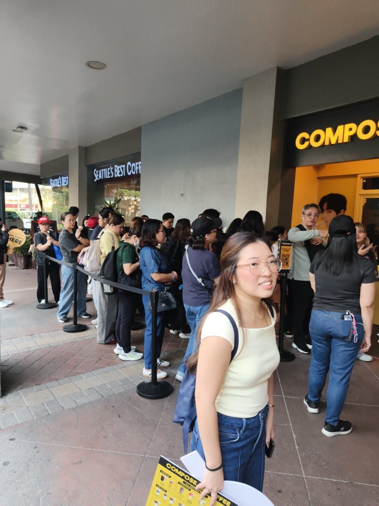 alwayswithKTHv's tweet photo. SOFT OPENING TODAY AT 7:00 AM. AND THESE ARE THE LINES WAITING FOR THEM TO OPEN OH GOD TAEHYUNG, YOU'RE IMPACT IS INSANE.

V FOR COMPOSE COFFEE
COMPOSE COFFEE MODEL V
#TaehyungxComposeCoffee
#VxComposeCoffee https://t.co/Hn83erTAqy