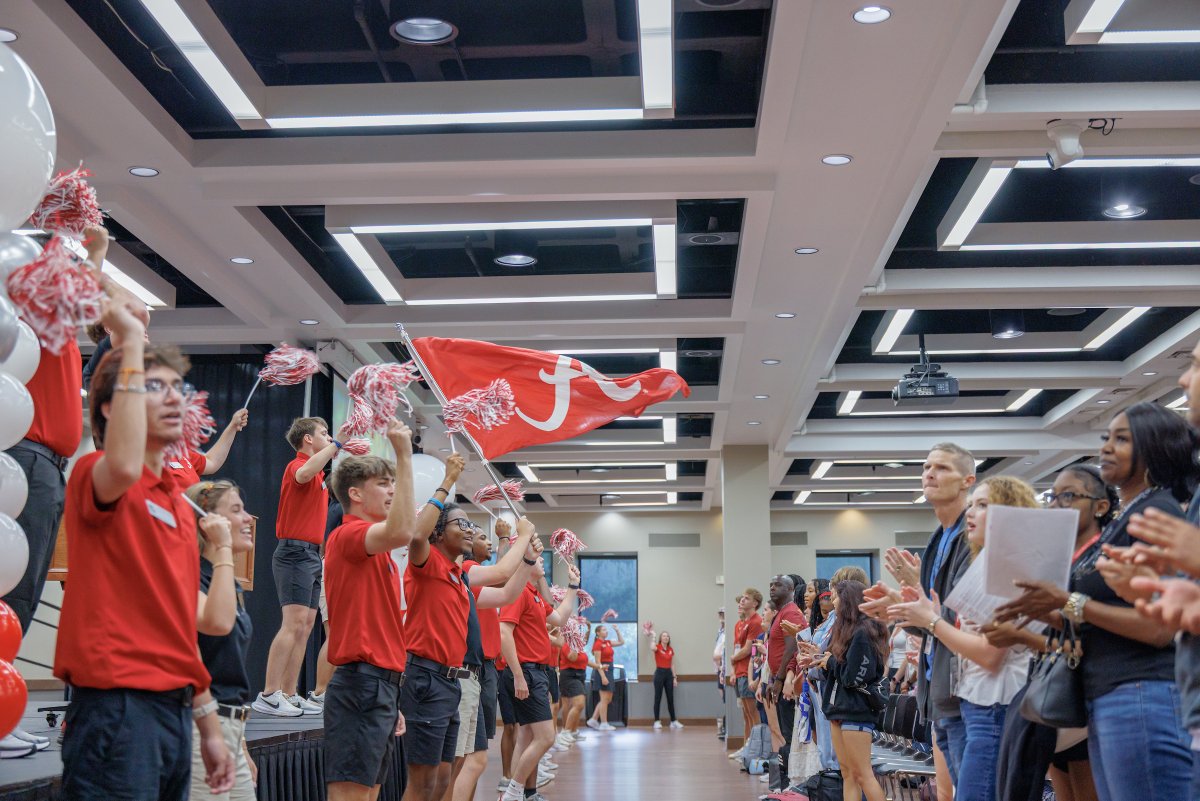 PeterMohler's tweet photo. The final #BamaBound orientation sessions are wrapping up & it has been a pleasure meeting future Alabama student & their families, sharing in their excitement for the journey ahead. We look forward to seeing them back on campus this fall as members of our community. 🐘❤️ https://t.co/O2nYx7dKPG