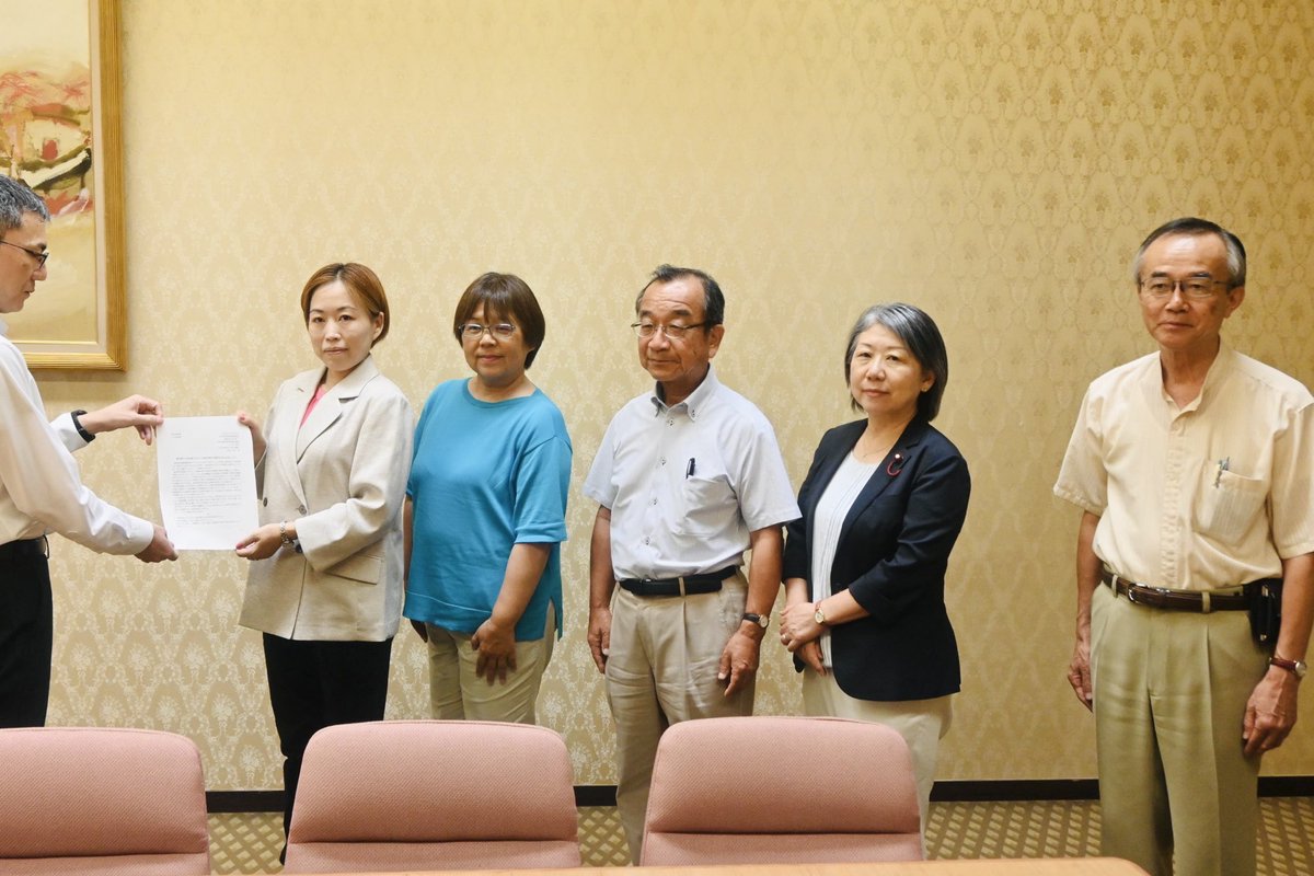 shimonaho's tweet photo. 「副首都へ意向表明に抗議」
昨日、愛知県へ「副首都」をめざす意向表明の撤回を求める申し入れを行いました。

首都機能支えると言うけど、南海トラフ大地震発生が切迫し、愛知県自身甚大な被害が想定される地域。また、大規模開発集中になりかねない。

防災対策、くらし・福祉優先の県政こそ必要。 https://t.co/jTUooB0Nwz