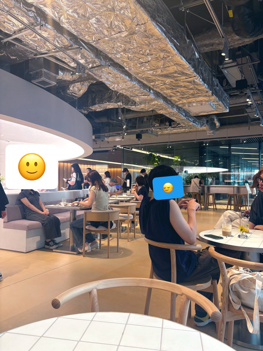 white1227226's tweet photo. 新しく出来た博多駅前のブルーボトルで🩵
ケーキ類ほぼ売り切れで…安定のワッフルを✨隣にI'mドーナツあるし、初上陸ハンバーガー🍔屋さんもある　#カフェタイム　#暑すぎる https://t.co/m4NQIov7n1