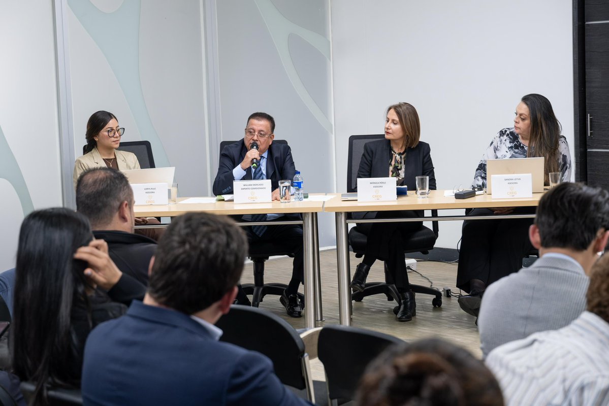 comisioncreg's tweet photo. Culminamos la audiencia de socialización en Bogotá sobre los Proyectos regulatorios CREG 704 012 y 704 013 de 2026, en las cuales analizamos la estructura de precios y el régimen aplicable para el combustible de aviación para motores tipo turbina. https://t.co/xo24OlHoq3