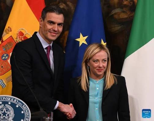 rumeliobserver's tweet photo. Achtung @ulfposh! 

Things are not what they seem … 
🇪🇸 vs 🇮🇹 & migration control.

Irregular migration to Spain: 
2024: 64.000 arrivals
2025: 37.000 arrivals
2026: 14.000 arrivals in 6 months

Irregular arrivals to Italy:
2024: 66.000
2025: 67.000
2026: 16.000 arrivals in 6 months

More migrants arrive in Italy than in Spain.

But it gets better … 

🧵

@Tim_Roehn @RicardaBreyton