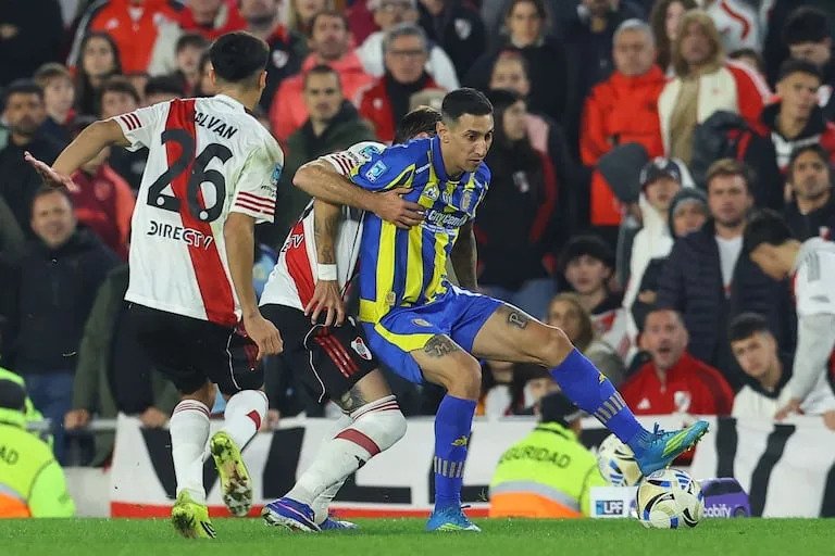 EmilioPuig's tweet photo. Nuevamente van a jugar River y Central, y otra vez Acuña no estará por lesión. Hace menos de tres meses, su reemplazante fue Matías Viña, y el uruguayo marcó MUY BIEN a Di María.

El domingo se medirán ante el mismo rival, en un partido que puede ser crucial para el futuro del DT. Sin Viña en el plantel, deberá recurrir a una apuesta o a un zaguero reconvertido en lateral.

En fin, a veces el fútbol se encarga de EXPONER ante todo el mundo los errores que cometiste en el pasado.

Algunos lo llaman karma. Otros, simplemente, malas decisiones.