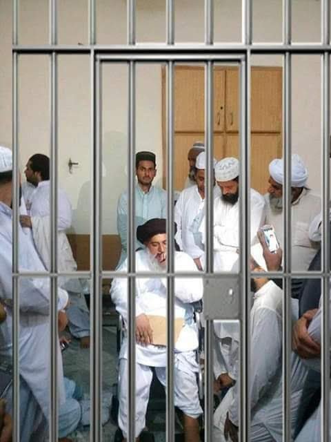 realmushtaqraaz's tweet photo. کیا قصور تھا ان محب وطن، محب اسلام لوگوں کا ؟ تم نے ان کو گرانے کی کوشش میں اپنا پورا ششٹم ان بیلنس کیا ! https://t.co/mhKnGRnguF