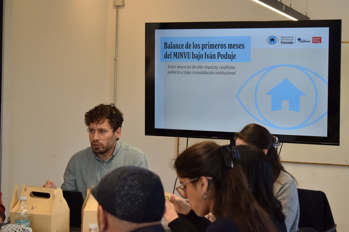 RumboColectivo's tweet photo. 📌 Hoy realizamos el lanzamiento del informe “Balance de los primeros meses del MINVU bajo Iván Poduje. Entre anuncios de alto impacto, conflictos públicos y baja consolidación institucional”, realizado por los integrantes del Observatorio de Políticas de Vivienda de Rumbo Colectivo, Vicente Burgos (@vteburgos) y Dolores Reyes donde se analizan las medidas, propuestas y decisiones ejecutadas durante estos cuatro meses de gobierno por el Ministerio de Vivienda y Urbanismo.

En la instancia participaron el ex ministro de la cartera, Carlos Montes y la ex subsecretaria, Gabriela Elgueta. También estuvieron presentes los diputados del Frente Amplio, Gonzalo Winter (@gonzalowinter) y Tatiana Urrutia (@tatiurru), junto a Aland Castro, representante de Ukamu, Cristián Castillo, Premio Nacional de Arquitectura 2024, la académica Mónica Bustos y otros especialistas en la materia. 

💭 La instancia abrió el debate para que la conversación pública sobre el MINVU se organice en torno a una pregunta simple y difícil de eludir: qué queda, en términos de ciudad construida y de institucionalidad fortalecida cuando el conflicto cesa.

@FESchile