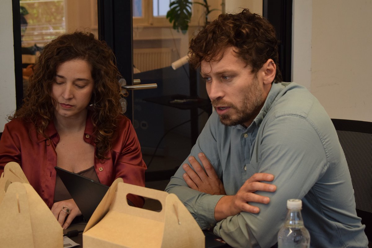 RumboColectivo's tweet photo. 📌 Hoy realizamos el lanzamiento del informe “Balance de los primeros meses del MINVU bajo Iván Poduje. Entre anuncios de alto impacto, conflictos públicos y baja consolidación institucional”, realizado por los integrantes del Observatorio de Políticas de Vivienda de Rumbo Colectivo, Vicente Burgos (@vteburgos) y Dolores Reyes donde se analizan las medidas, propuestas y decisiones ejecutadas durante estos cuatro meses de gobierno por el Ministerio de Vivienda y Urbanismo.

En la instancia participaron el ex ministro de la cartera, Carlos Montes y la ex subsecretaria, Gabriela Elgueta. También estuvieron presentes los diputados del Frente Amplio, Gonzalo Winter (@gonzalowinter) y Tatiana Urrutia (@tatiurru), junto a Aland Castro, representante de Ukamu, Cristián Castillo, Premio Nacional de Arquitectura 2024, la académica Mónica Bustos y otros especialistas en la materia. 

💭 La instancia abrió el debate para que la conversación pública sobre el MINVU se organice en torno a una pregunta simple y difícil de eludir: qué queda, en términos de ciudad construida y de institucionalidad fortalecida cuando el conflicto cesa.

@FESchile