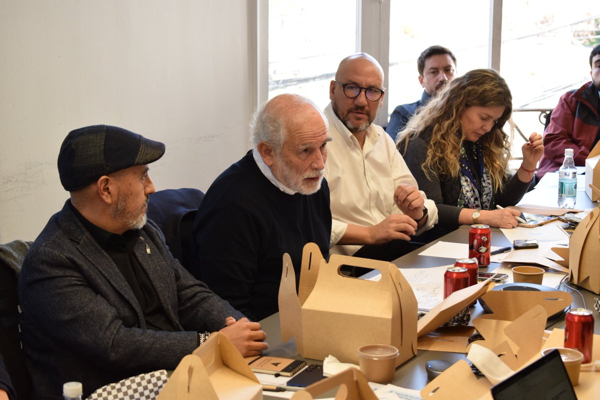 RumboColectivo's tweet photo. 📌 Hoy realizamos el lanzamiento del informe “Balance de los primeros meses del MINVU bajo Iván Poduje. Entre anuncios de alto impacto, conflictos públicos y baja consolidación institucional”, realizado por los integrantes del Observatorio de Políticas de Vivienda de Rumbo Colectivo, Vicente Burgos (@vteburgos) y Dolores Reyes donde se analizan las medidas, propuestas y decisiones ejecutadas durante estos cuatro meses de gobierno por el Ministerio de Vivienda y Urbanismo.

En la instancia participaron el ex ministro de la cartera, Carlos Montes y la ex subsecretaria, Gabriela Elgueta. También estuvieron presentes los diputados del Frente Amplio, Gonzalo Winter (@gonzalowinter) y Tatiana Urrutia (@tatiurru), junto a Aland Castro, representante de Ukamu, Cristián Castillo, Premio Nacional de Arquitectura 2024, la académica Mónica Bustos y otros especialistas en la materia. 

💭 La instancia abrió el debate para que la conversación pública sobre el MINVU se organice en torno a una pregunta simple y difícil de eludir: qué queda, en términos de ciudad construida y de institucionalidad fortalecida cuando el conflicto cesa.

@FESchile