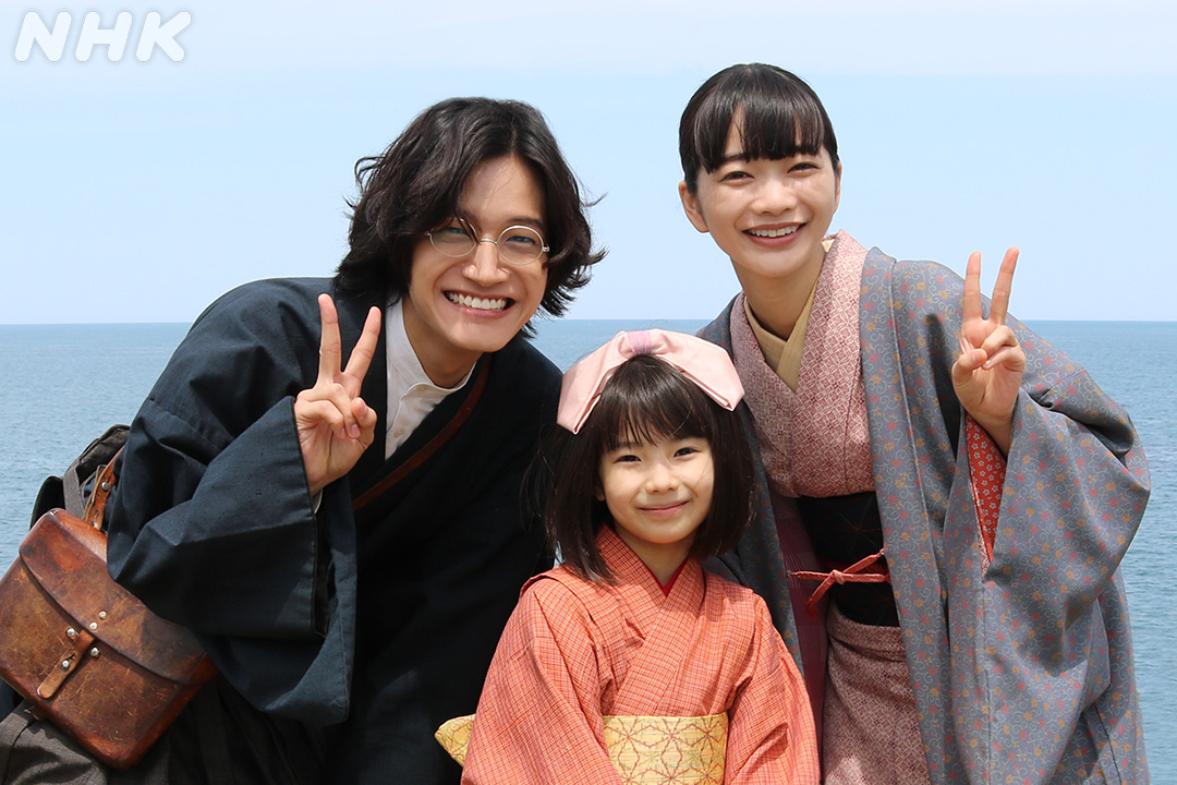 asadora_nhk's tweet photo. 本日放送の海のシーンは新潟ロケ。
久しぶりにスタジオを飛び出して外で撮影をした皆さん
お天気に恵まれた景色のいい場所で📸

👇このシーンを本編で
https://t.co/ts8eKuMAA1

#朝ドラ #風薫る
#風薫るオフショット
見上愛 佐野晶哉 英茉 https://t.co/TwU46buZSl