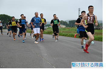 NA_1AAB_PR's tweet photo. #第４高射特科群は、令和８年度群持続走競技会を行いました。日頃の練成成果を存分に発揮し、各隊員は、中隊の誇りに懸けて全身全霊をもって走り抜きました。第３１８高射中隊は、全体走及び選抜走で第１位の成果を収め総合優勝を獲得しました。
#自衛隊 #１高団 #名寄駐屯地 #持続走　#競技会 https://t.co/I3diqOC6lY