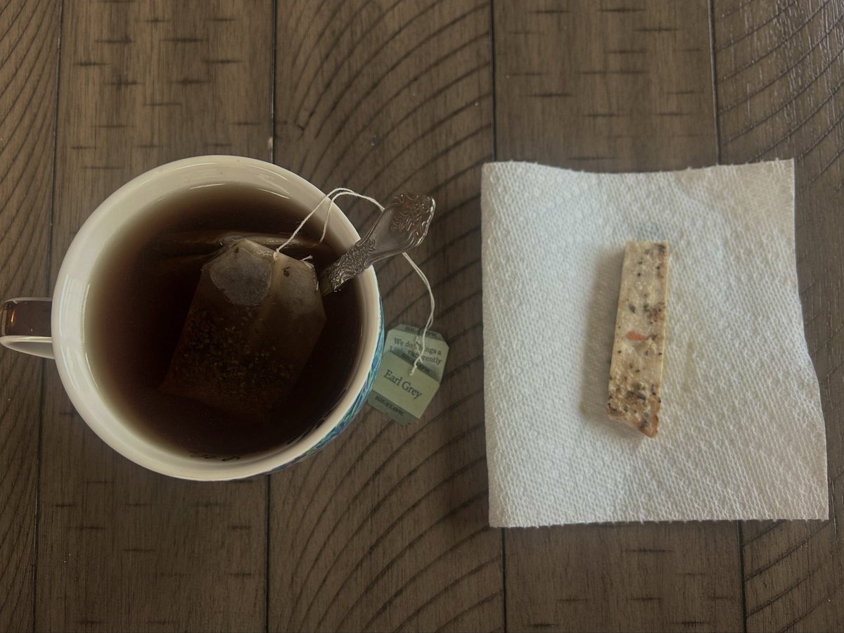 plumcalories's tweet photo. tea and a small slice of chicken (this is not an omad just a snack lol) https://t.co/cT5R6bPLdz