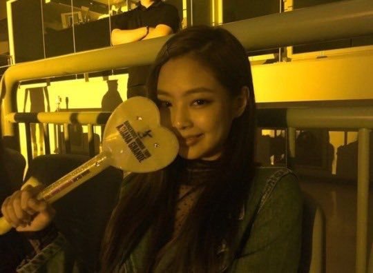 chaennieacervo's tweet photo. E quando a Jennie foi na “Dangerous Woman Tour” em Seul, em 2017, e ainda comprou um lightstick para curtir o show. 🥹 https://t.co/cukQK6QnQQ