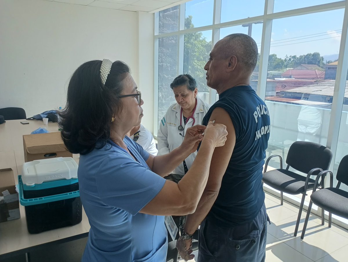 DSP_HN's tweet photo. La Clínica Policial UMEP-11 (El Progreso, Yoro) llevó a cabo una Jornada de Vacunación contra el Sarampión, Rubéola y Parotiditis (SRP) e Influenza, dirigida a nuestros funcionarios policiales.

Seguimos fortaleciendo el esquema de inmunización para garantizar la salud. https://t.co/11pn1i6LXp