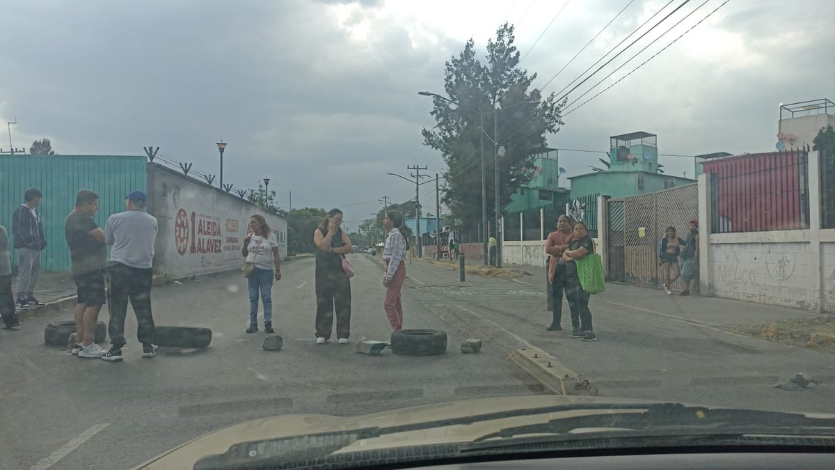 HCORL's tweet photo. bloqueo de 6 manifestantes en eje 5 sur entre la avenida Guelatao y Rosario castellanos  a la altura de los frentes
@OVIALCDMX
@OVIALCDMX https://t.co/K2Y5S4fdLg