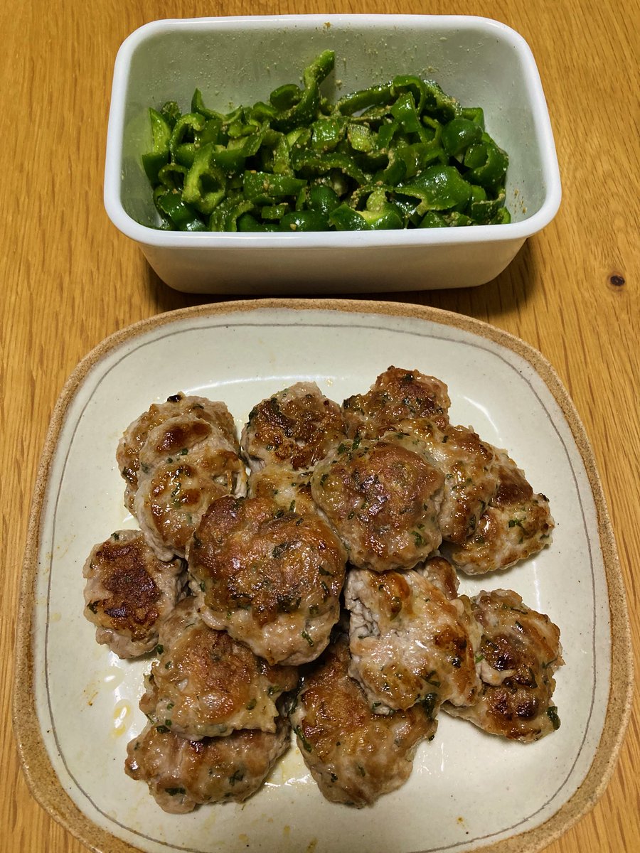 minabow4646's tweet photo. 昨夜は豚こまと大葉のつくね、ピーマンの和え物を作ったよー(・∀・) https://t.co/44yHsaiU7Q