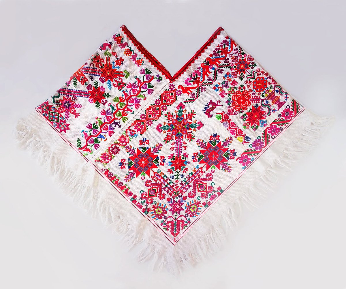 INAHmx's tweet photo. #PiezaDelDía 🧵 Quechquémitl de Acaxochitlán

En el pueblo de Santa Catarina, en Acaxochitlán, Hidalgo, una pequeña localidad indígena nahua con apenas 443 habitantes, las mujeres se dedican, además del trabajo doméstico, a bordar en punto de cruz los quechqueémitls... https://t.co/YK73EEY2Hi