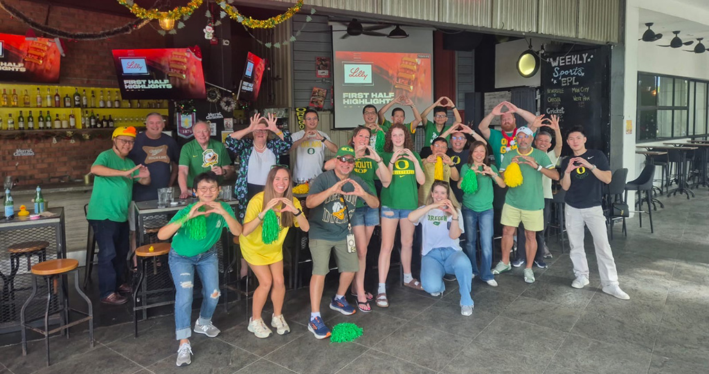 UOAlumni's tweet photo. ✈️ While on vacation last December in Singapore, the Crawford family was looking for a place to cheer on the Ducks. That's when they discovered a Singapore watch party and met Dennis Tan, BBA ’85.

Read their story of global connections ➡️  https://t.co/SFXJXEWIkv https://t.co/YAMnnWMqEq