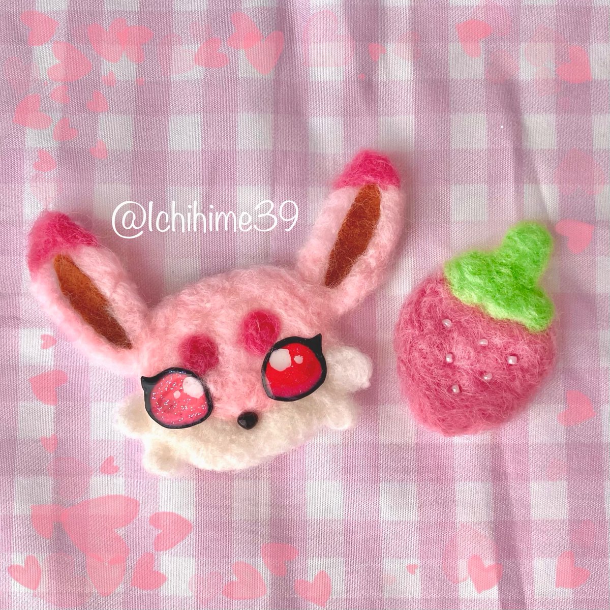 Ichihime39's tweet photo. 羊毛フェルト初心者🔰
うちの子 ミクベリーと
苺のブローチ作りました🍓
もっと練習していくぞ✊✨

#ハンドメイド #手作り
#羊毛フェルト https://t.co/krTzigbrOZ