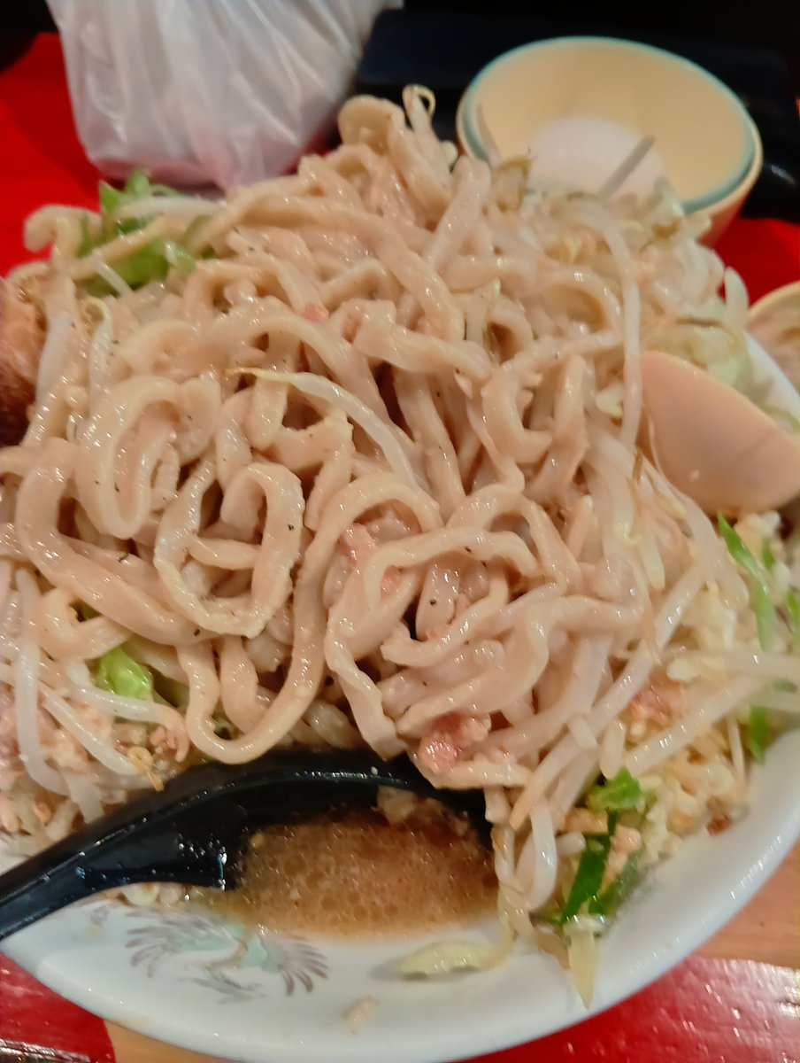 K_NY2001's tweet photo. ラーメン二郎　会津若松駅前店
1046待ち5に接続
1100OP
1118着丼
1132完食
小ラーメン汁なし塩ネギ味付き卵アブラ過多ブライス
ニンニク少しあと全部
ヤサイもアブラも驚愕の盛り
麺は極太モチモチで自動カタカタは？
豚はしっとり極上
タレはさっぱりも終盤バターが溶け濃厚に
爆盛でギリギリの完食💯 https://t.co/vIbWSe4ypA