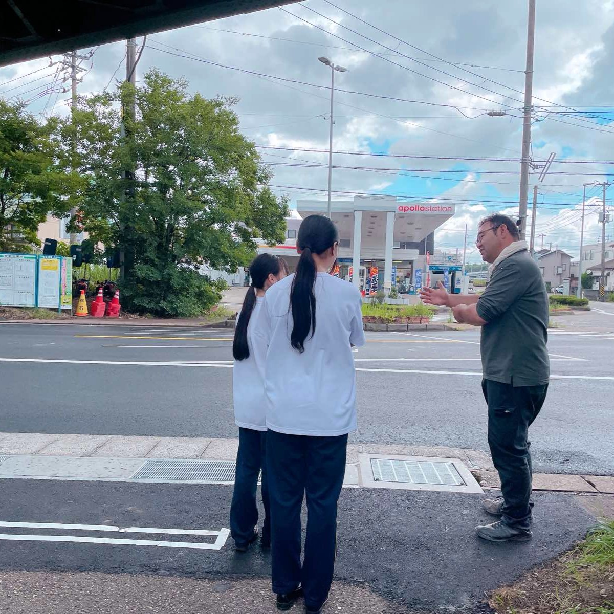 ESSAROAD's tweet photo. 新津南高校の２年生２名が
インターンシップに参加してくれました✨
午前中は 新潟市中央区関新ガード下の
現場見学をしてもらいました👷
お昼は 事務員さんと一緒にランチ会🍜
午後からは 事務所に戻って重機体験をしました🛻
インターンシップ・会社見学ご希望の方は
お気軽にお声がけください🥰 https://t.co/e2U5AiBONn