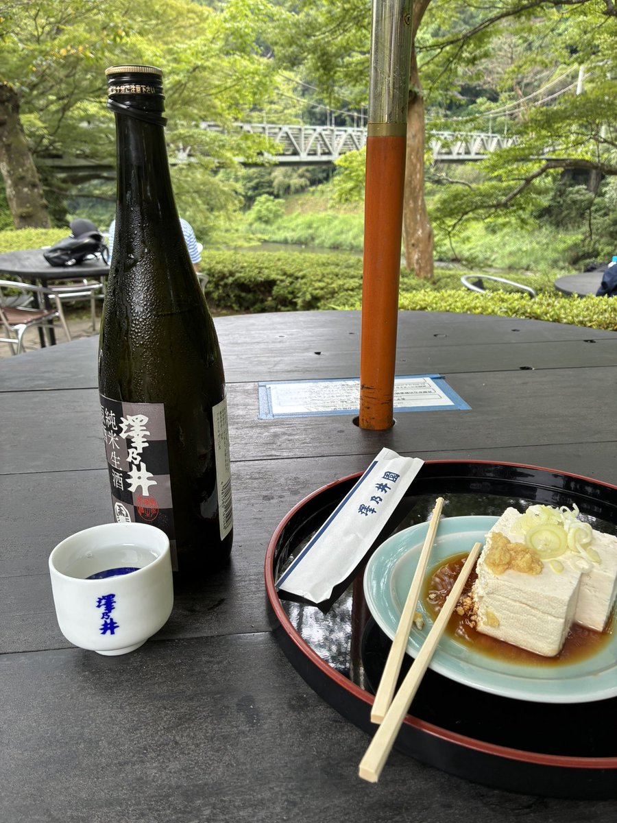 mojagamma's tweet photo. 気がつけば夏休みの平日最終日。コッコを散歩に誘っても「暑すぎ‼️」って言われちゃったので、たまにはコッコを置いて大好きな澤乃井園さんでひとりお昼の晩酌(昼酌？)を楽しむことにしました✌️
#沢井
#御岳渓谷
#澤乃井園 https://t.co/kbaynJwUW0
