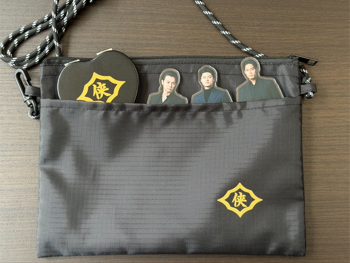nihon_touitsu's tweet photo. サコッシュは前側にポケットがあって便利👍 https://t.co/7CSUvgScKm