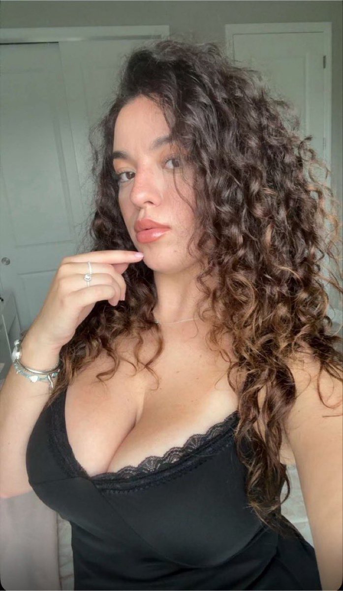 53ulztr's tweet photo. My sexy aunt https://t.co/HtKvdIKrBY