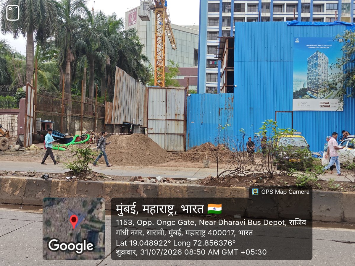 Dada9699192192's tweet photo. @MTPHereToHelp
धारावी बस डेपो रोड ONGC बिल्डिंग बाजूला गाड्यांची वाहतूक असणाऱ्या रोड वर विकासक ने माती डंप केली आहे त्यामुळे वाहतुकीला अडथळा निर्माण होत आहे 
वाहतुकी रोडवर अशा प्रकारे माती डंप करण्याची परवानगी आपल्या वाहतूक विभागा ने दिली असेल तर तसा सविस्तर फलक लावण्यात यावा https://t.co/3VOZbb0d9x