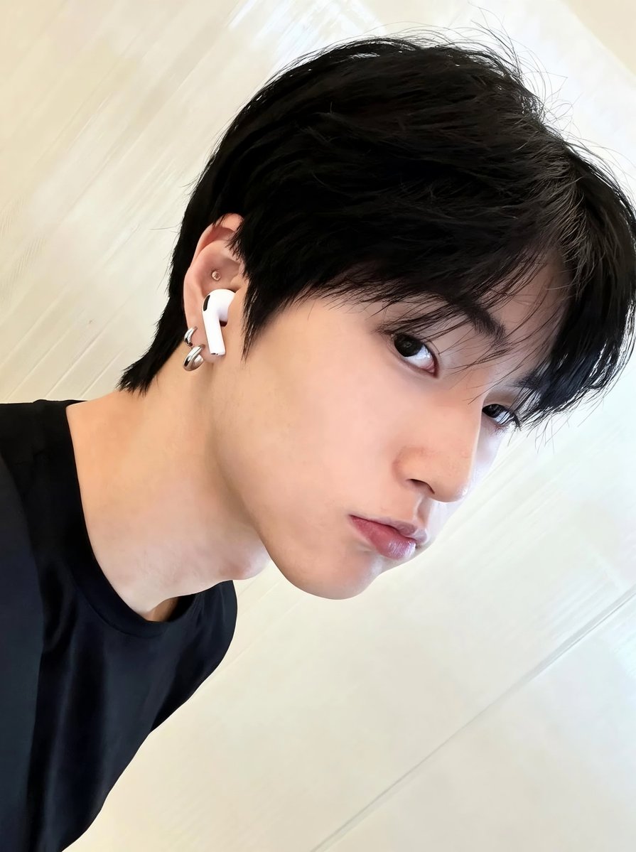 oceanxoul's tweet photo. okay but... i made the pic clearer and somehow his face card got even crazier... https://t.co/9WZOfZp9ic