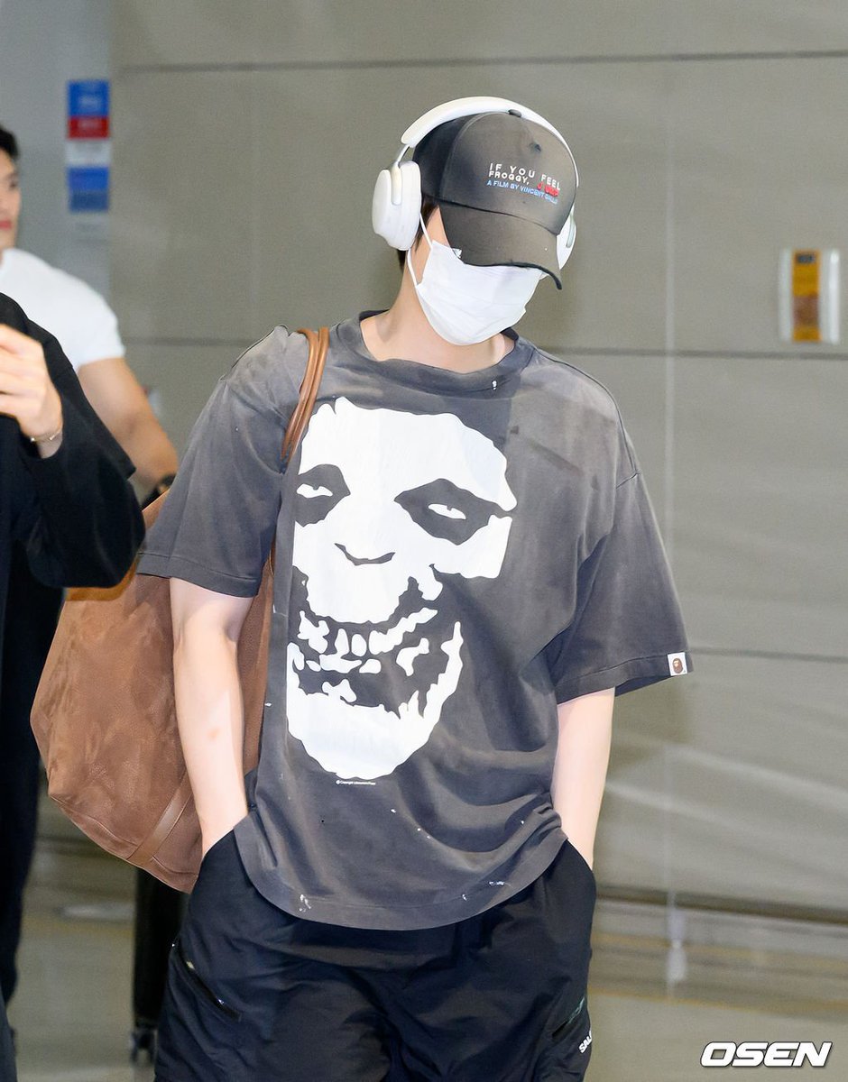 sawok_2min's tweet photo. SUGA เปลี่ยนแอ็กเซสซอรีให้เข้ากับฤดูกาล จากกระเป๋า Hermès ที่เหมาะกับซีซัน Spring/Summer มาใช้กระเป๋า Loro Piana ซึ่งดูเข้ากับบรรยากาศ Fall มากกว่า และยังสังเกตว่ากระเป๋าน่าจะทำจากหนังกลับที่นิยมใช้ในฤดูใบไม้ร่วงอีกด้วย https://t.co/RjVpZiRA58