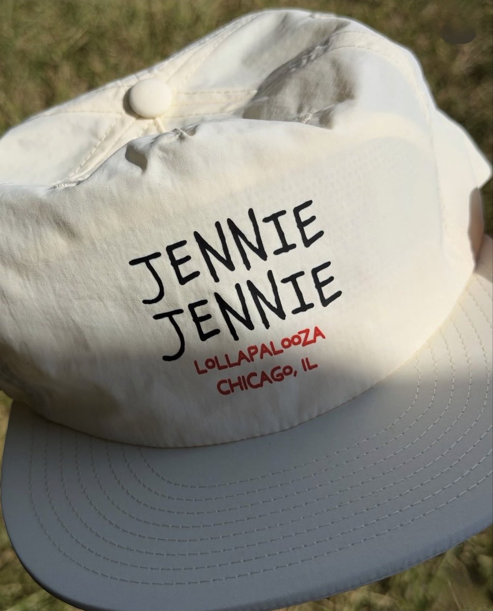 jetaimejendeuk's tweet photo. Jennie merch at Lollapalooza! I want the cap 😲🫶🏼 https://t.co/vkC1MYi5D5