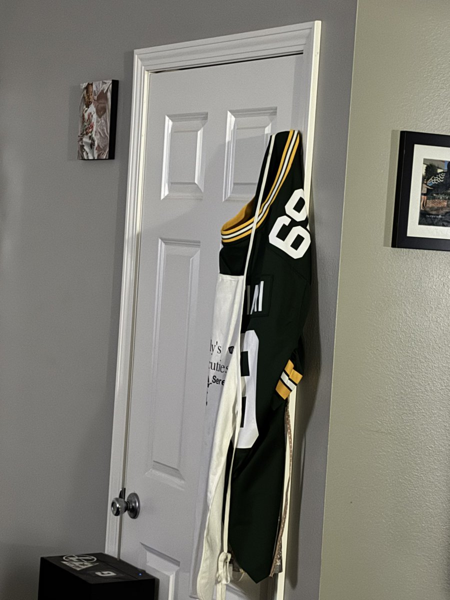 Oelke14X's tweet photo. @DavidBakhtiari @TuckerKraft Still hanging up bub https://t.co/XznWYB0hT6