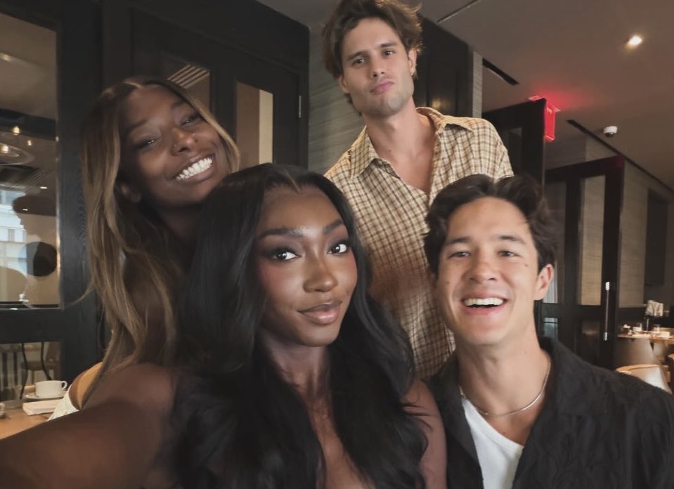 wateryonce's tweet photo. this is FAMILY https://t.co/lzvIMtjYep