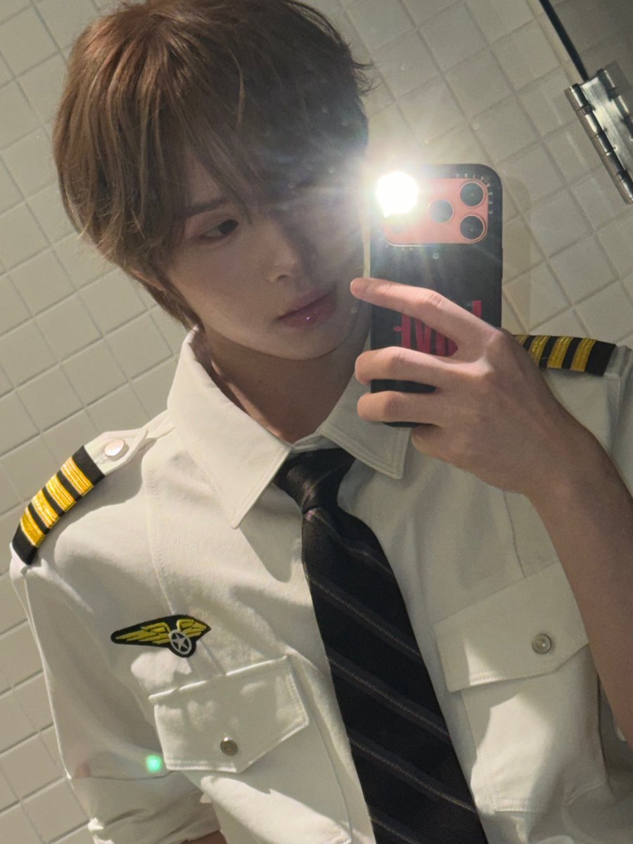 ddoiiyeon's tweet photo. 내가 원한 김도훈 제복 셀카는 이런 느낌이엇는데… https://t.co/h2sTtA75uB