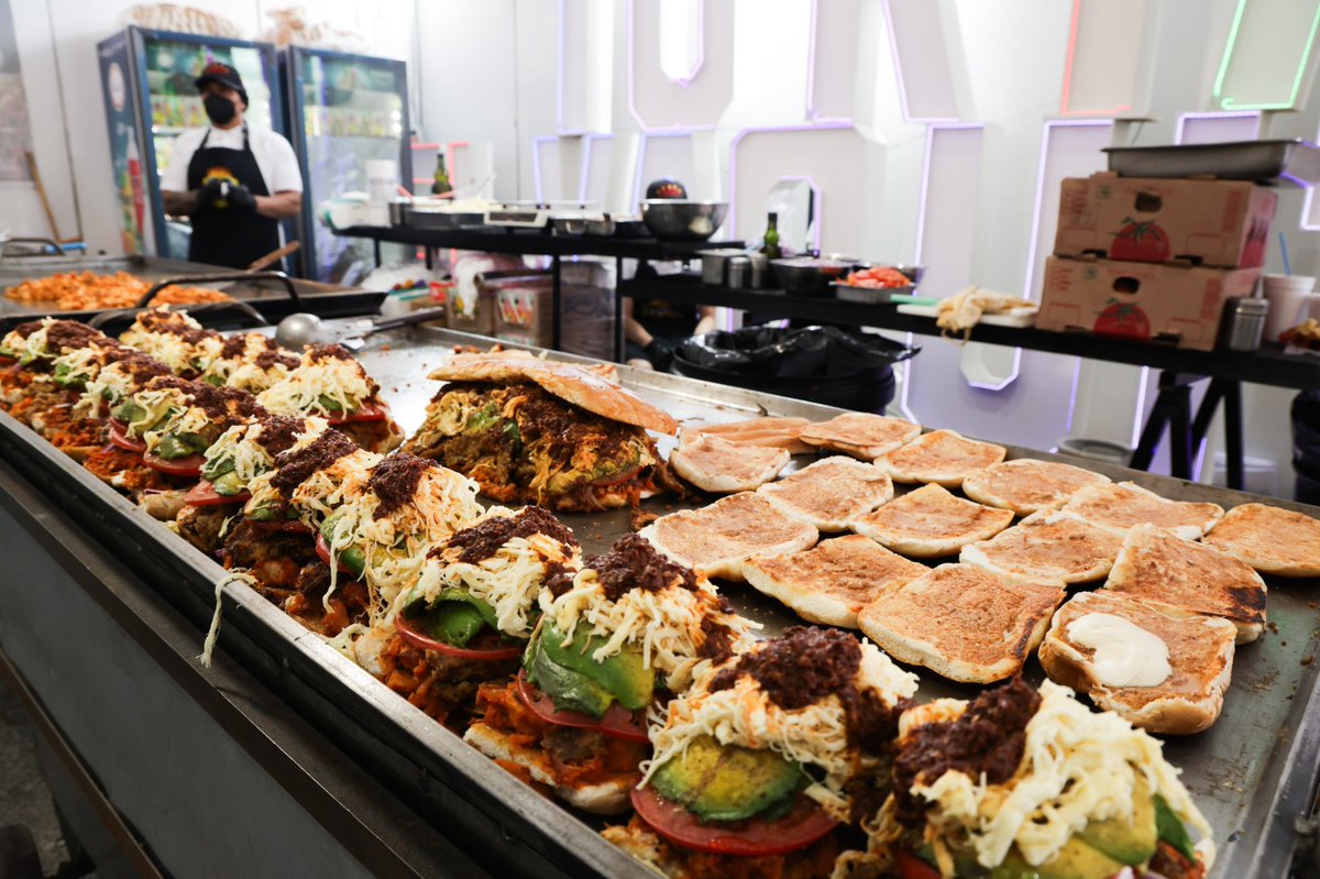 alefrausto's tweet photo. 🥪✨ En la Ciudad de México, la cultura también se disfruta a mordidas.

Los invito a vivir el Torta Fest 2026, una gran celebración de uno de los platillos más queridos de nuestra gastronomía popular.

Prueben sabores únicos, y disfruten de esta gran fiesta para toda la familia.

📍 Explanada de la Alcaldía @A_VCarranza 
📅 Hasta el 2 de agosto.

¡No se la pierdan! ❤️🌮