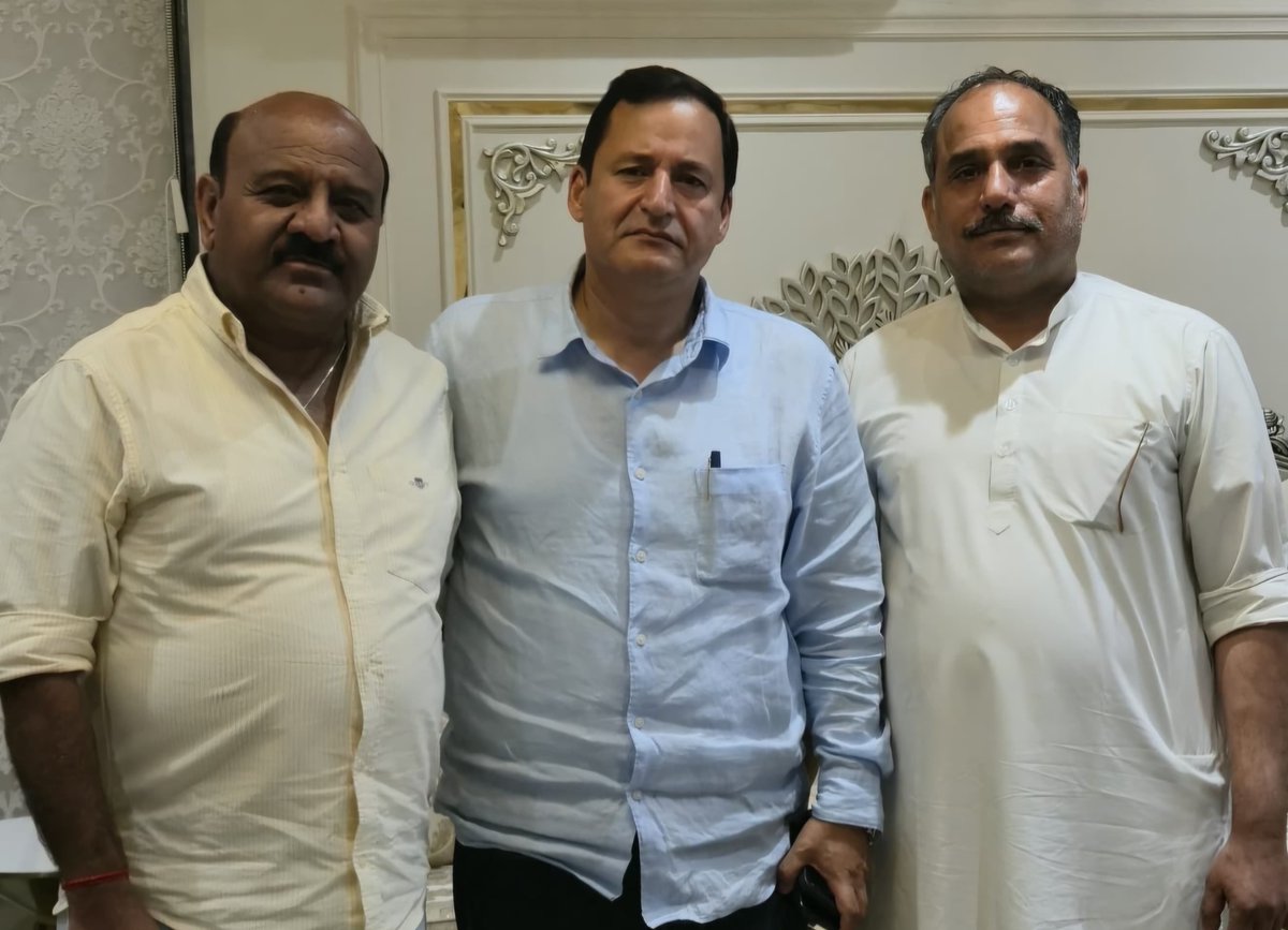 bhaurakeshsingh's tweet photo. कल शाम गांधीनगर गेस्ट हाउस में जम्मू-कश्मीर के उपमुख्यमंत्री श्री सुरेंद्र चौधरी जी एवं कैबिनेट मंत्री श्री जावेद डार जी से शिष्टाचार भेंट हुई। इस दौरान नेशनल कॉन्फ्रेंस के कार्यकर्ताओं को आ रही विभिन्न समस्याओं एवं संगठन से जुड़े महत्वपूर्ण मुद्दों पर विस्तार से चर्चा की . 🙏🏻 https://t.co/ODFv7ghTDX