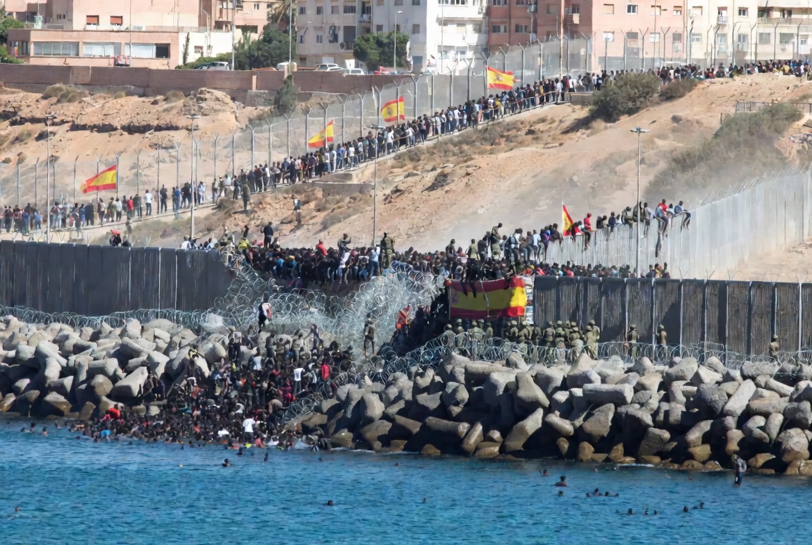 Jerusalema_AH_2's tweet photo. Die Festung Europas fällt. PUNKT

🇪🇺

#CeutaEsEspaña
#Melilla https://t.co/gUuNm5nLnu
