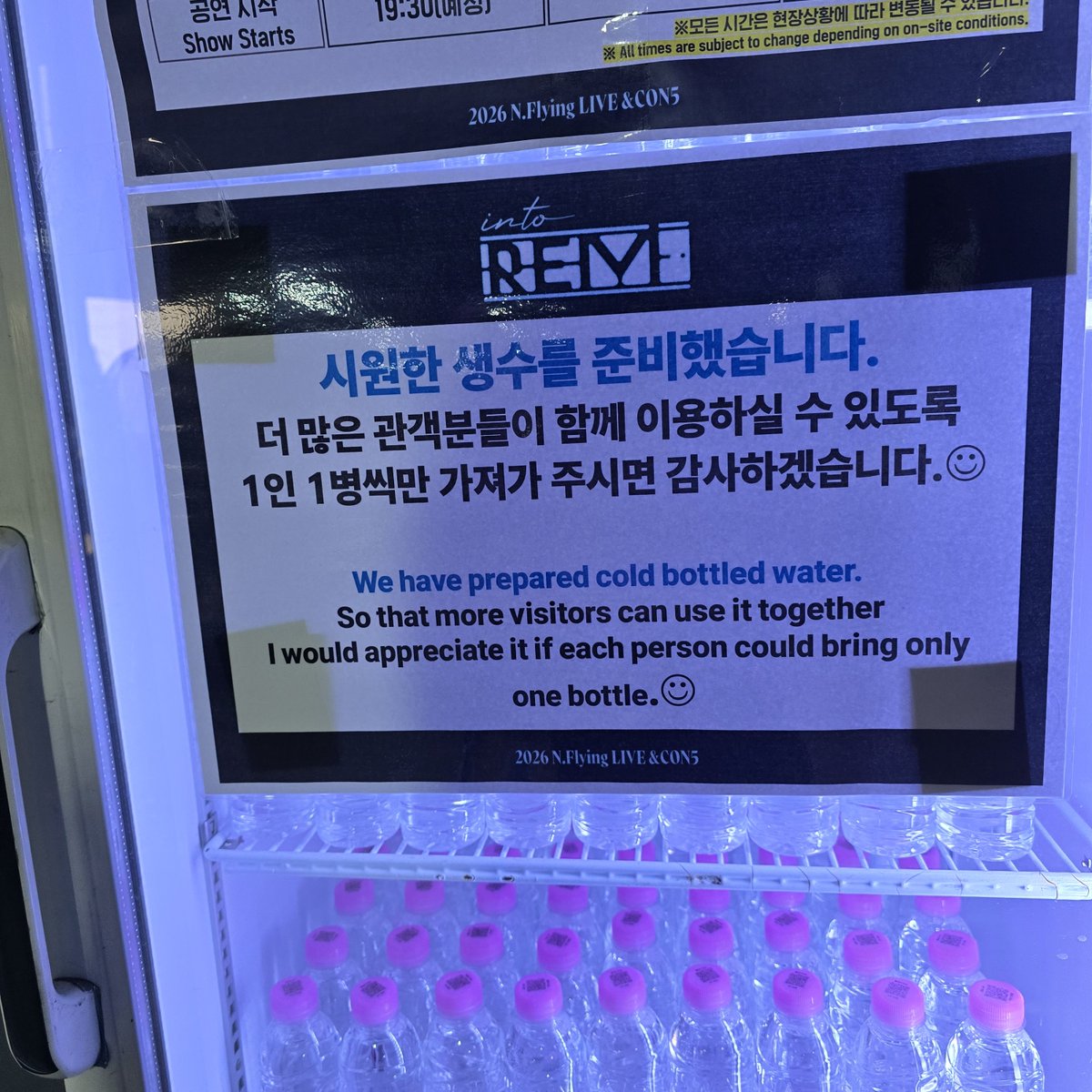 awesomemp3's tweet photo. So N.Fia lounge is a waiting lounge with air conditioner and free cold water to drink 🌞 https://t.co/yriCYMZhIh