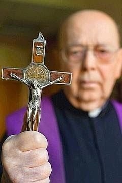 JustAdaugoijele's tweet photo. Anyone who goes to Mary and prays the Rosary can not be touched by Satan. "
          ~ Father Amorth- https://t.co/FtzLhbGQLH