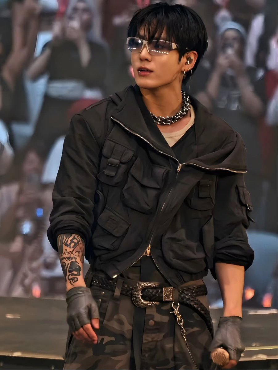 JEONKH_'s tweet photo. this look https://t.co/Wnpq55n84D
