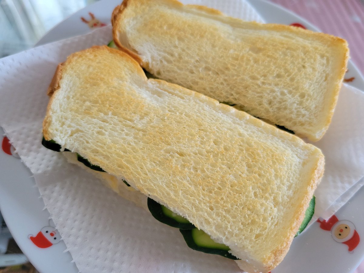 NaaaFOLFOX69446's tweet photo. 2日目:1回
3日目:3回
4日目:2回
この度吐きすぎしんどすぎ💢

母が作ってくれた
このサンドイッチだけは
しっかり食べれた( 'ч' ♡)

まだムカムカしてるけど
もう吐かないで頼む！ https://t.co/k0pZ2kcwDh