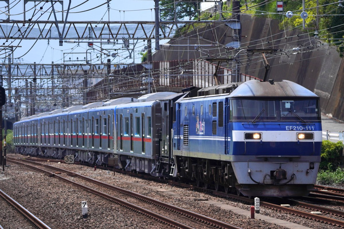MoHaE216_2045's tweet photo. 7/31　京成3200形  3224F､3228F　日本車両新製出場甲種輸送
甲48  東海甲9　  豊川→蘇我 (京葉市原)
9864レ　静岡貨物→新鶴見  　EF210-111＋ヨ8450＋EC 8B
撮影 : 国府津、大船 https://t.co/FvDwFpbtRY