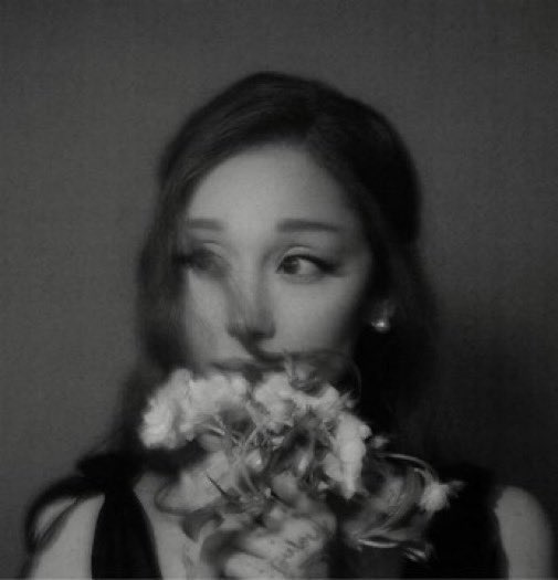 infoari's tweet photo. Variety ACLAMA o “petal”:

— “Provavelmente é a maior mudança musical de toda a sua trajetória[...] Oito álbuns depois do início de sua discografia, Ariana Grande continua surpreendendo." https://t.co/vVvTN7fx8z