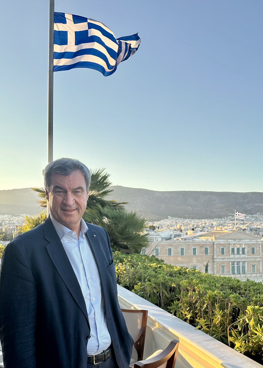 Markus_Soeder's tweet photo. Kalimera aus #Athen vor dem griechischen Parlament. Gleich geht es weiter in die Republik  Moldau... PS: Am Abend freue ich mich schon auf die Fischbacher Kirchweih in Nürnberg 😎☺️ https://t.co/1J7kN9cG5u