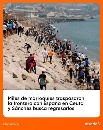 CocaCamhi's tweet photo. No veo gente famélica, azotada por persecución o guerra. No veo madres con sus hijos, niños pequeños, ancianos. 
Veo un enorme grupo de hombres en edad militar, invadiendo con un vigor que no guarda relación con la categoría de "refugiados". 
Tanto que berrearon por globalizar la intifada en España y resulta que ahora que están a punto de conseguir que su deseo se cumpla, se cagan de miedo.  Ojo con lo que deseas, no sea cosa que se convierta en realidad. 
Claro, porque la intifada en contra de judíos es todo lo que los progres quisieran pero cuando les revienta en la cara y son ellos los objetivos potenciales, entonces hay que sacar a los militares a la calle (lo mismo que hace Israel para defender a su población civil y que le significa ser catalogado de colonialista, genocida y otras joyas de la corona). 
Y mientras Sánchez da manotazos de ahogado tratando de contener la invasión, los progres arrojan un último aguijonazo irresponsable para seguir envenenando la opinión pública con su retórica antisemita: "Israel y Estados Unidos están detrás de la invasión marroquí en Ceuta". Psicópatas.
Desde el fondo de mi corazón: Ds proteja a todos mis amigos españoles y a los responsables de esta tragedia, les caiga encima la furia de alá.