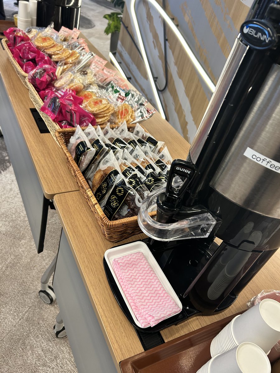 aidd0202's tweet photo. 30階にお菓子とコーヒーがデプロイされました☕️
お弁当もまだありますので二つ目もぜひ！
 #aiddcon2026 https://t.co/fC2j2ILBJx