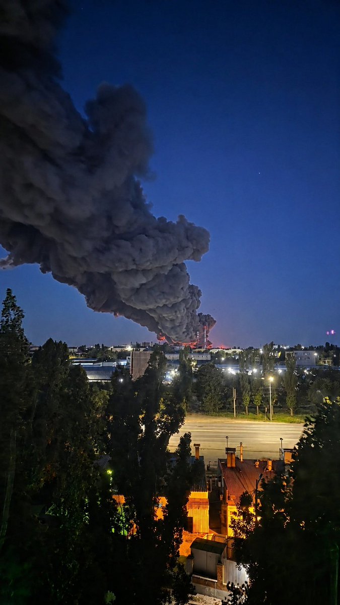 Gerashchenko_en's tweet photo. Drone attack on Russia: oil refineries and Wildberries warehouses are on fire.

▪️ In Volgograd, the Lukoil-Volgogradneftepererabotka oil refinery and a Wildberries logistics center are burning.

▪️ In Kaspiysk, Dagestan, residents report drone attacks and explosions in the port area.

▪️ In Kazan and Zelenodolsk, Tatarstan, Wildberries facilities were struck.

▪️ In Nizhnekamsk, Tatarstan, the TAIF-NK oil refinery also reportedly came under attack.