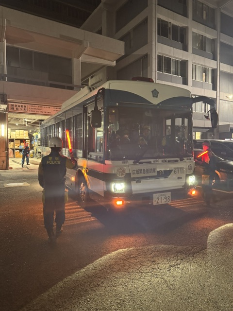 HP_maplekun's tweet photo. 令和８年熊本地震に伴い救助活動に従事していた広島県警察広域緊急援助隊は、現地での任務を次部隊に引き継ぎ、７月30日に帰県しました。
#広島県警察 #熊本地震 https://t.co/tmSU2wONgv