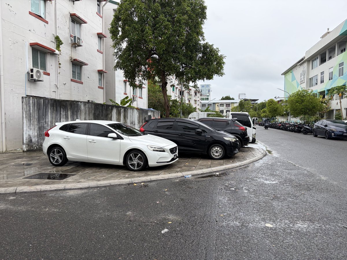UKatheeb's tweet photo. konme reyaku vaguthee koh beyhveemaa aee amilla garage ah veenun? car brains are morons https://t.co/Qynd4IHDpf