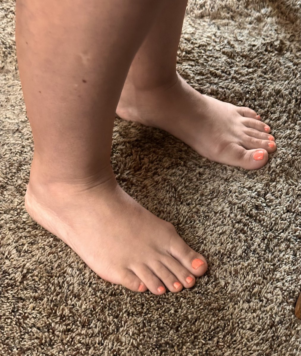 candidpheetz's tweet photo. My gfs mom caught me while taking the last photo.. she likes 😍😍#candids #candidfeet #feet #soles https://t.co/BYiMb7cKrw